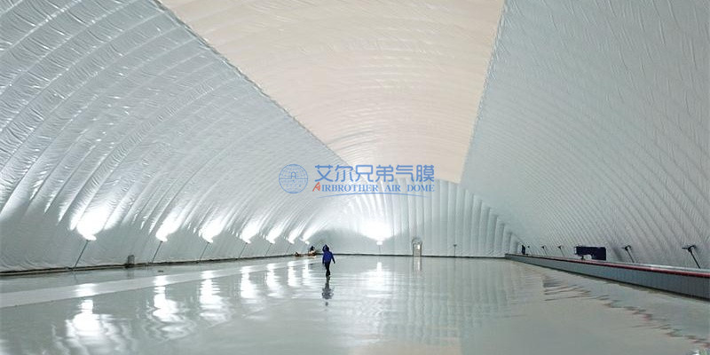 氣膜建筑無梁無柱的特點(diǎn)，使得內(nèi)部空間得到了最大的利用